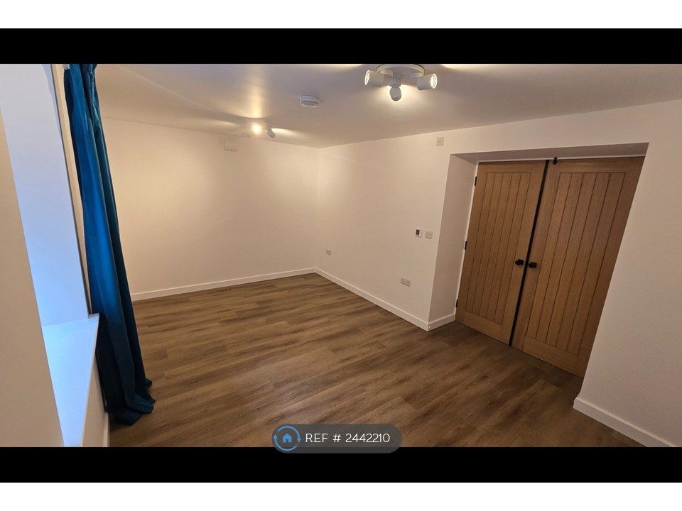Property photo 2 of 11 Master Bedroom Approx. 13m2