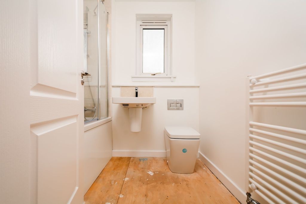Property photo 3 of 18 Bathroom