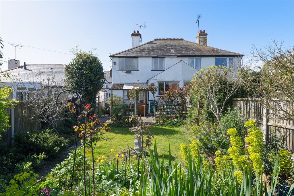 Property photo 2 of 16 Baddlesmere Road, Tankerton, Whitstable