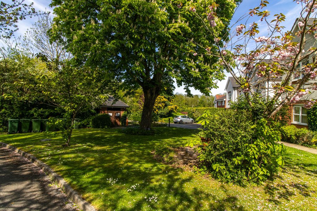 Property photo 3 of 9 Front (Exterior)