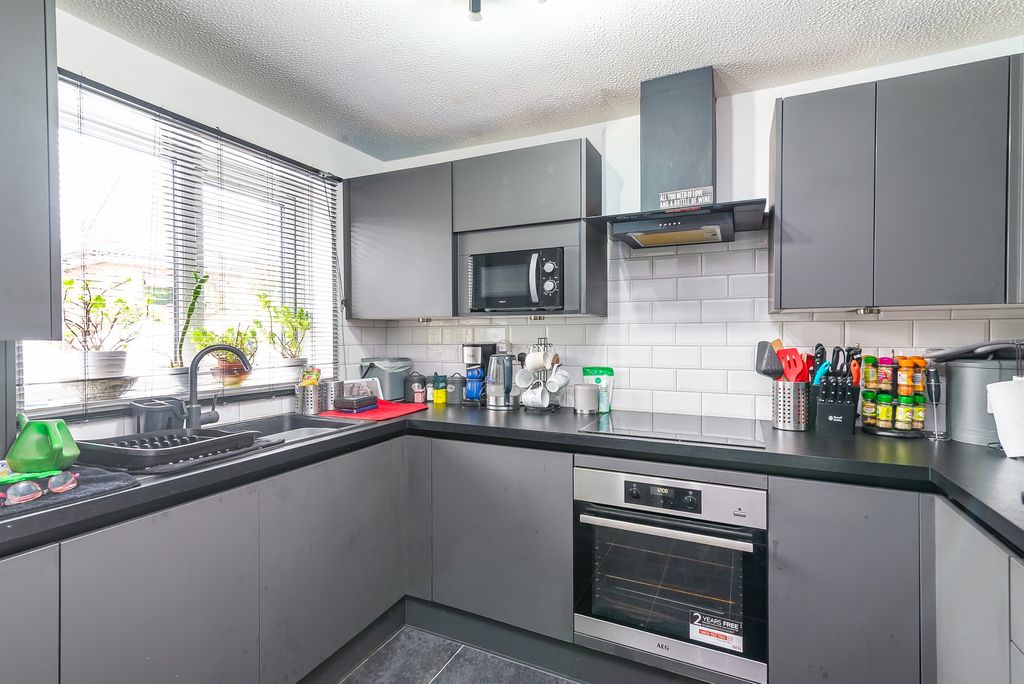 Property photo 3 of 11 Kitchen