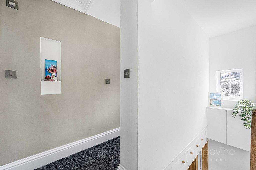 Additional image 13 of 4 bed semi-detached house for saleDavis Street, Hurst RG10