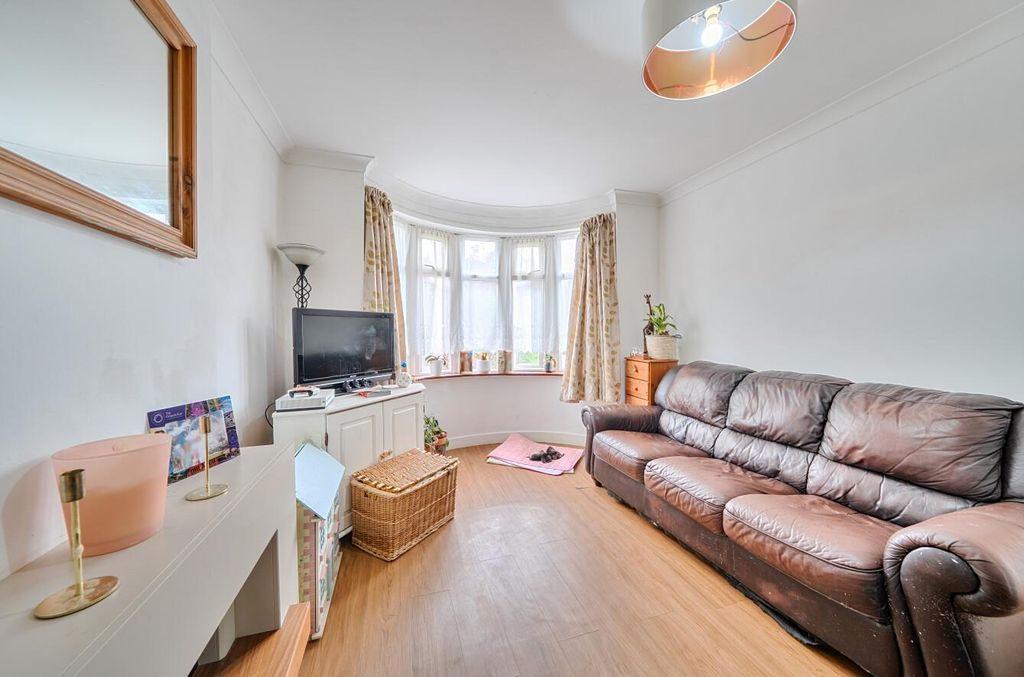 Property photo 2 of 8 Davidson Frost-Wellings, Dfw, Ha8, Canons Park Clo