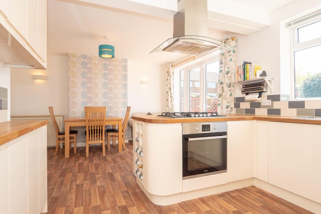 Property photo 2 of 28 Kitchen/Diner
