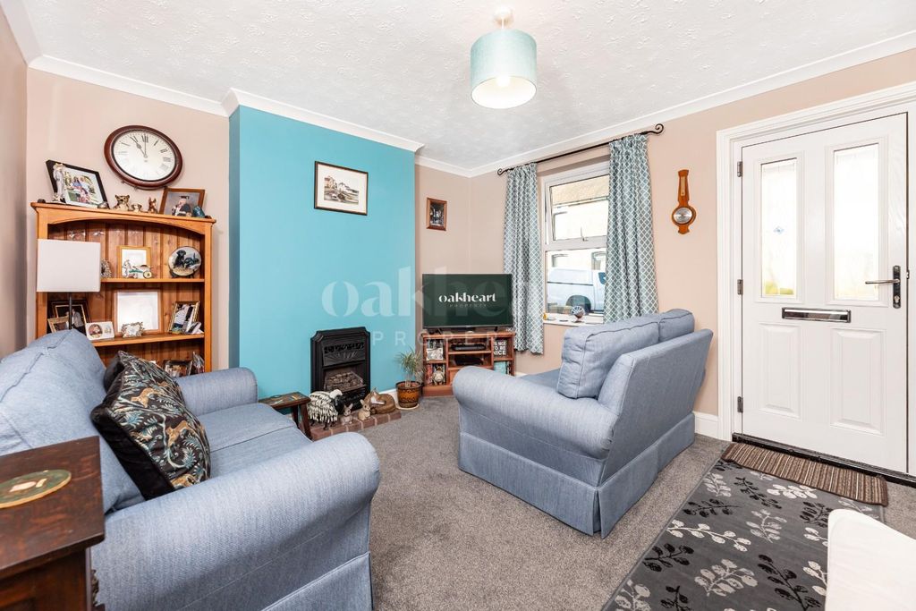 Property photo 3 of 13 Lounge