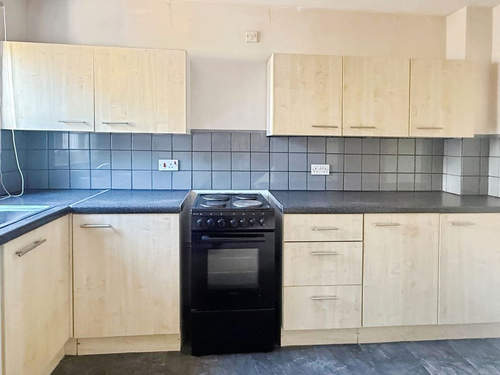 Property photo 3 of 12 Kitchen
