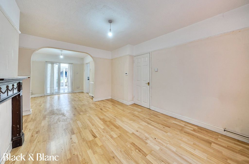 Property photo 2 of 14 Living/ Dining Room