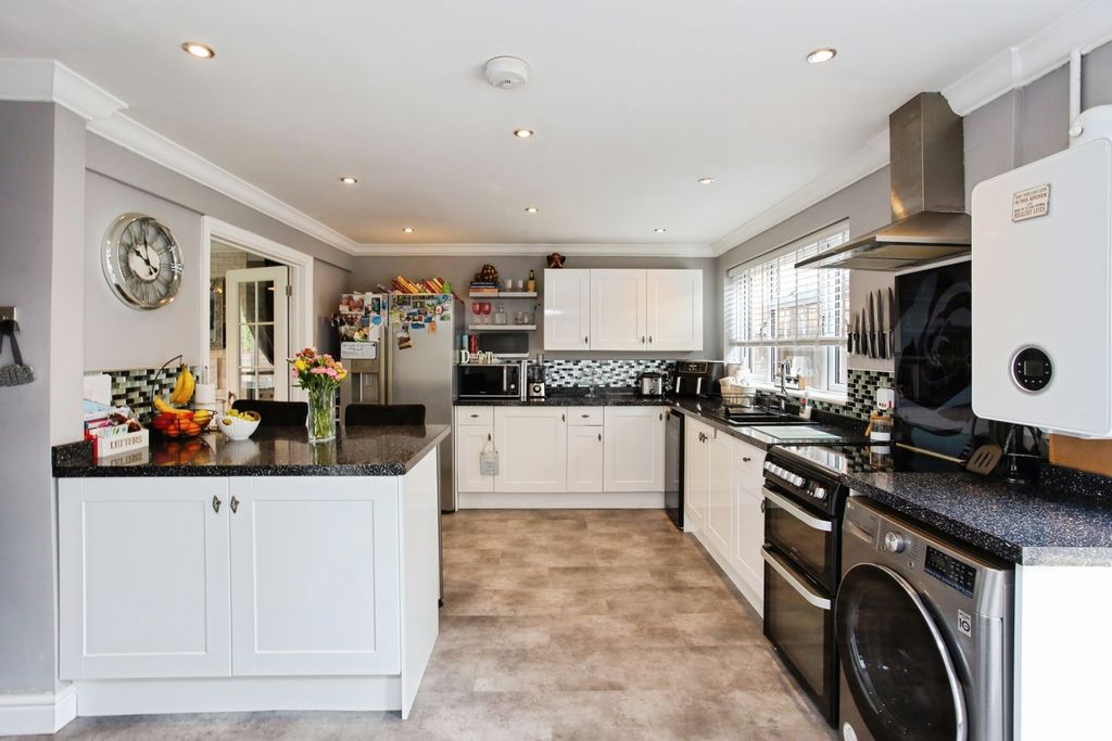 Property photo 2 of 12 Kitchen/Breakfast