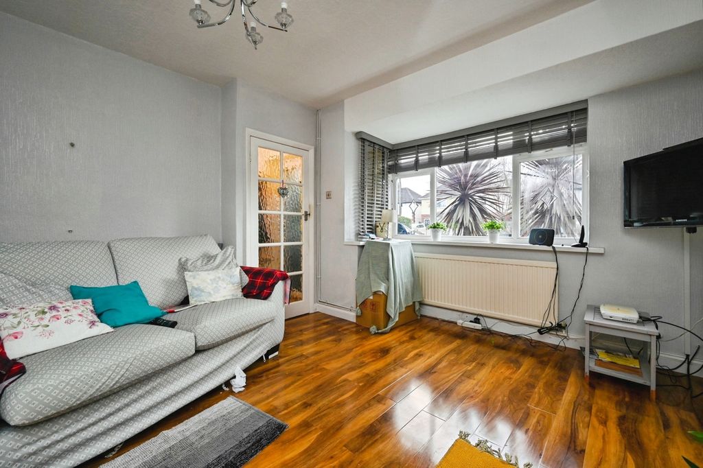 Property photo 2 of 16 Lounge