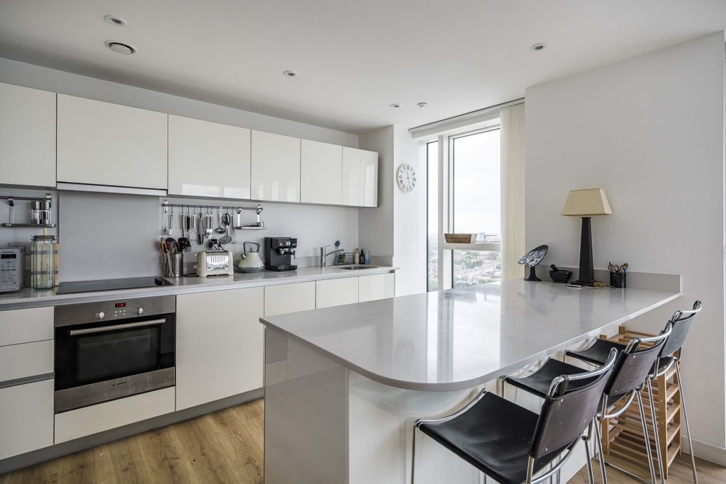 Property photo 1 of 10 Woodberry Down