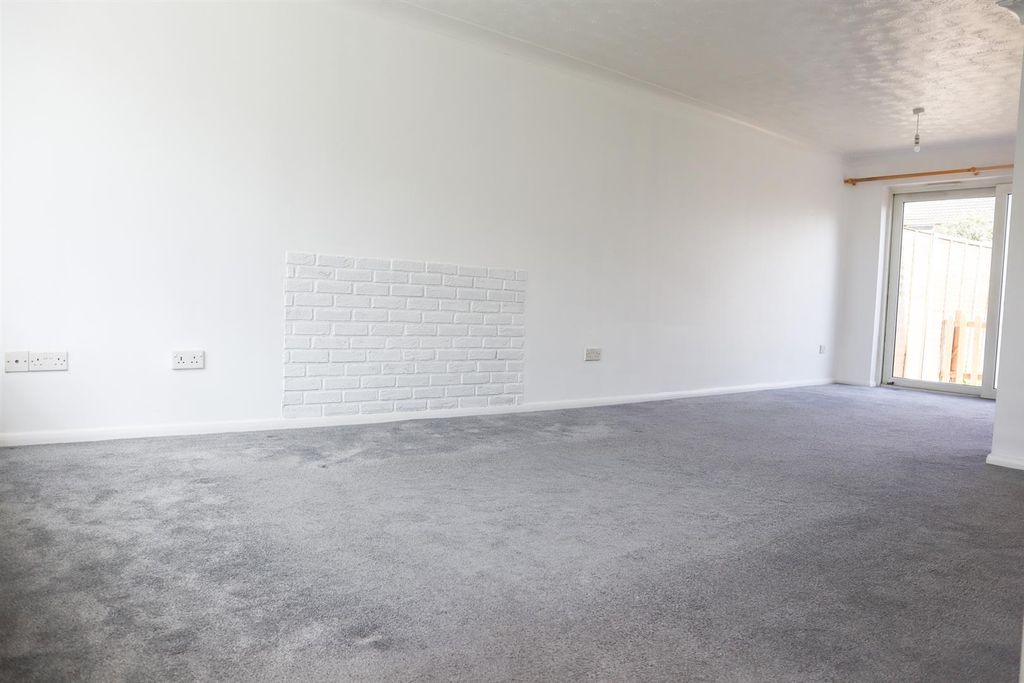 Property photo 3 of 10 Lounge Area