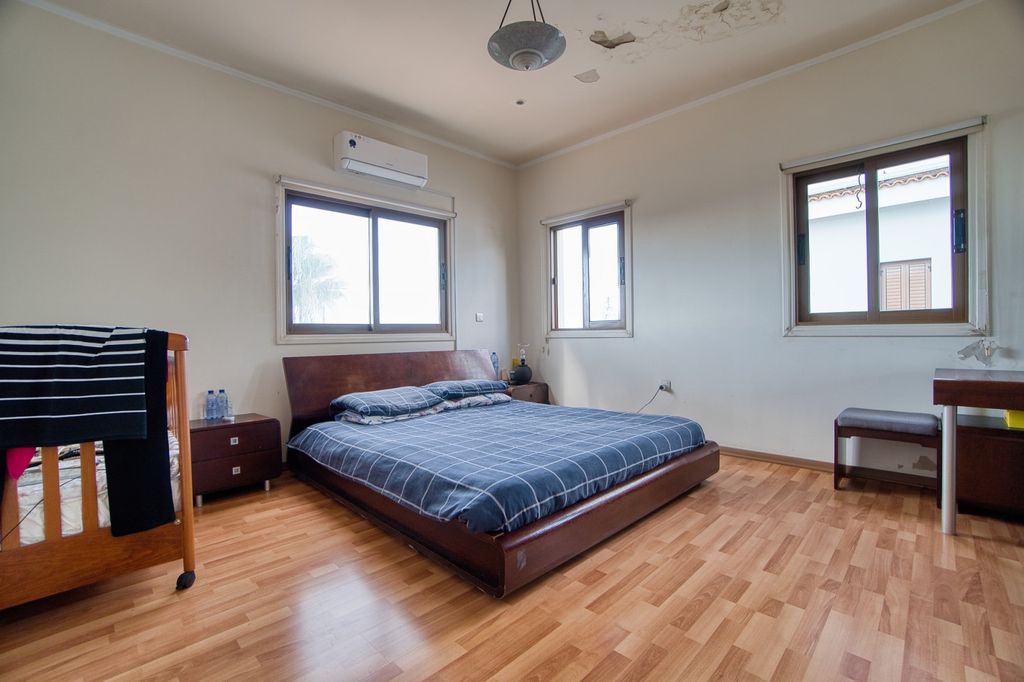 Property photo 2 of 33