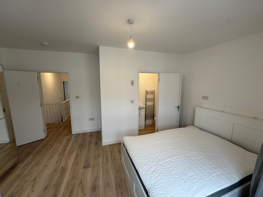 Property photo 3 of 30 This Spacious Double Bedroom Features A Comfortabl...