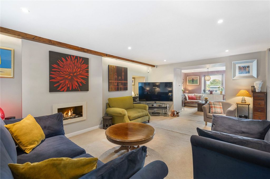 Property photo 2 of 28 Castle House 6