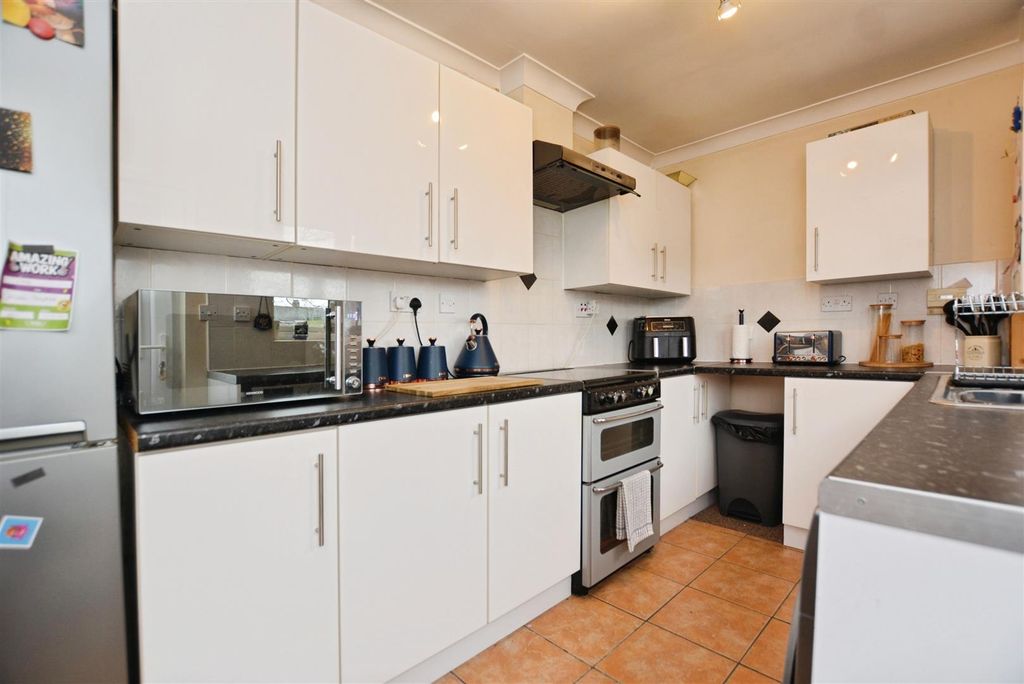 Property photo 3 of 16 Kitchen