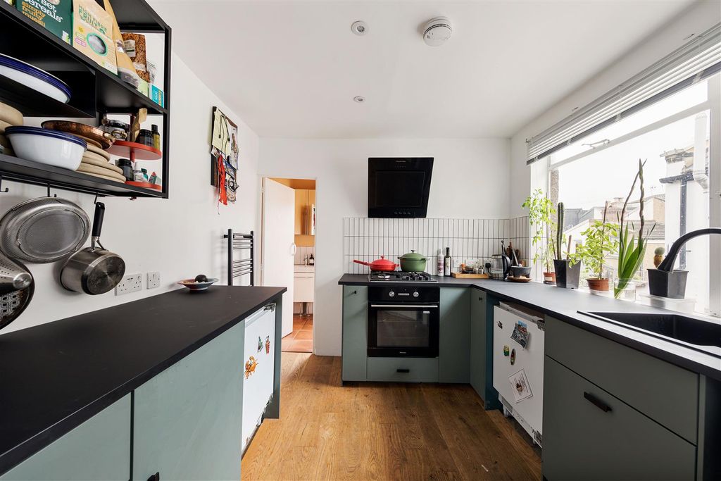 Property photo 3 of 13 Cruikshank Road E15