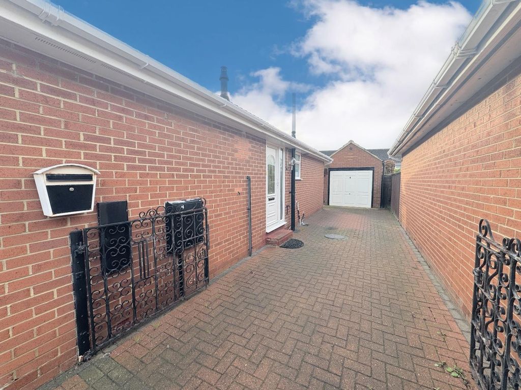 Property photo 2 of 10 Driveway