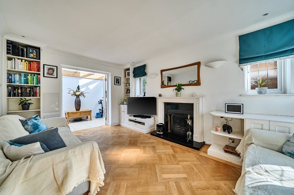 Property photo 3 of 31 Living Room