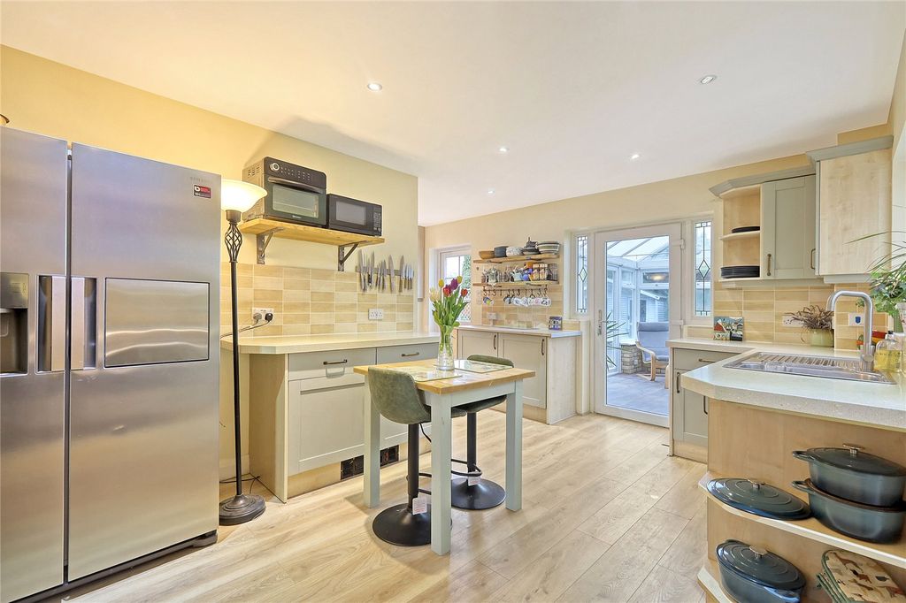 Property photo 3 of 22 Kitchen/Breakfast