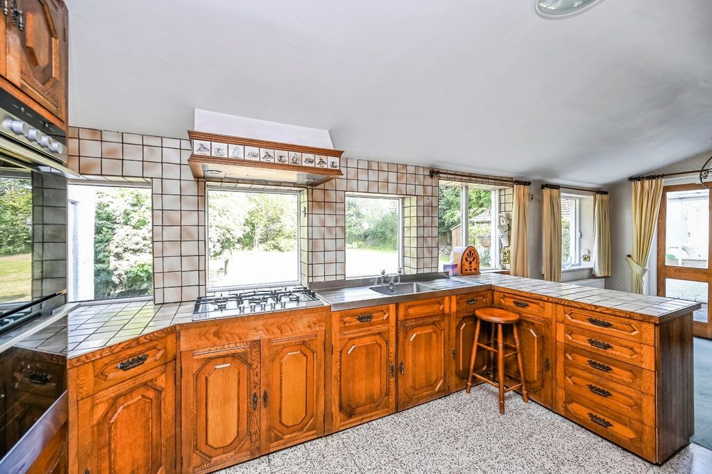 Property photo 3 of 18 Kitchen