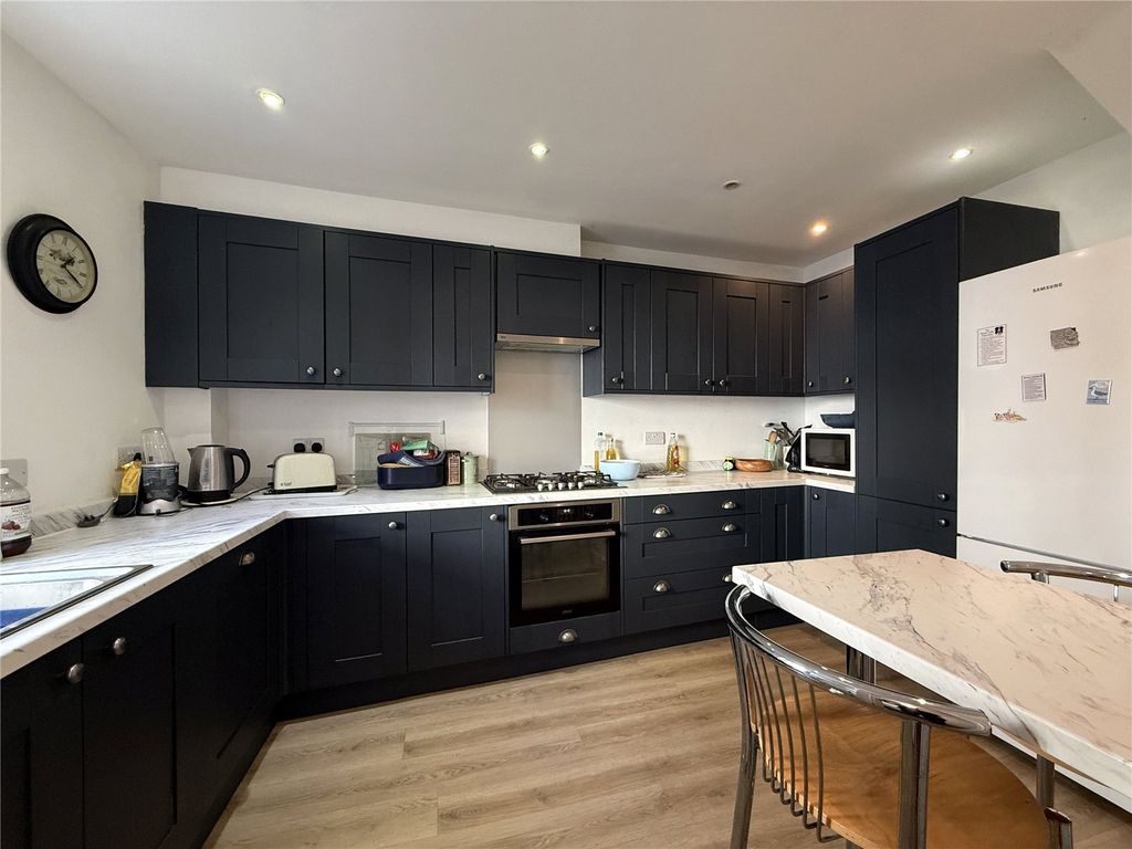 Property photo 2 of 11 Picture No. 24