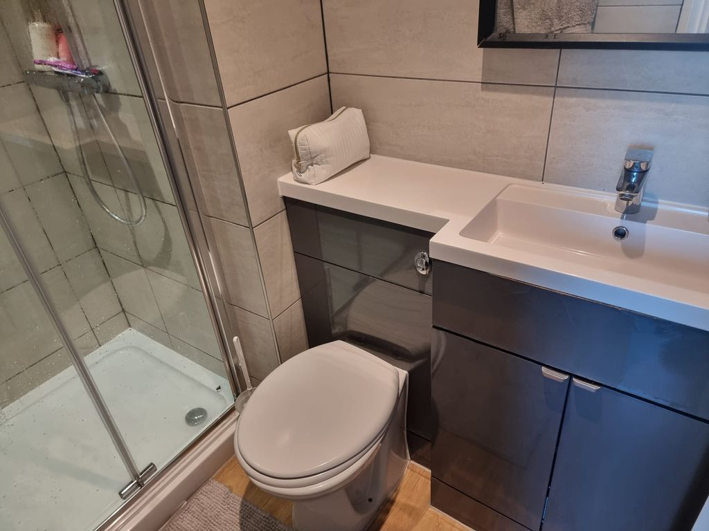 Property photo 3 of 7 Bathroom