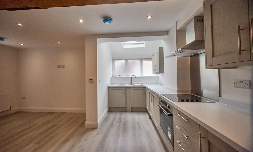 Property photo 3 of 8 Windsor Street 2.Jpg