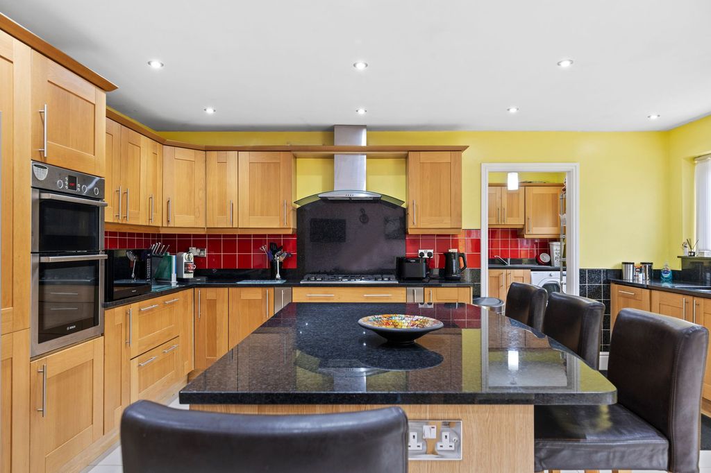 Property photo 3 of 32