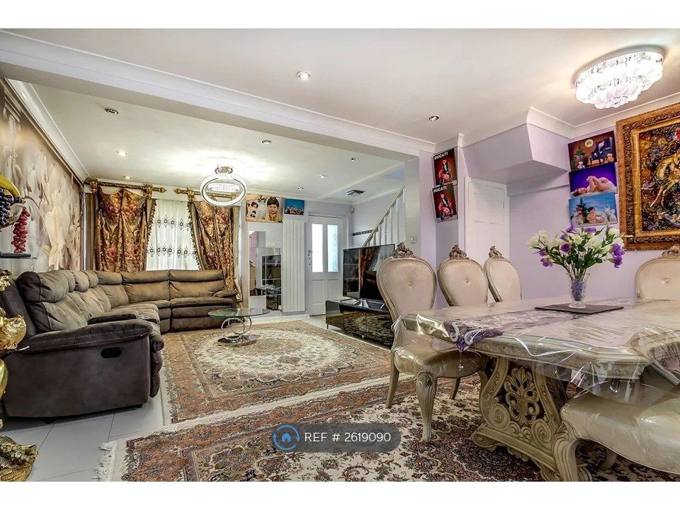 Property photo 3 of 12 Lounge