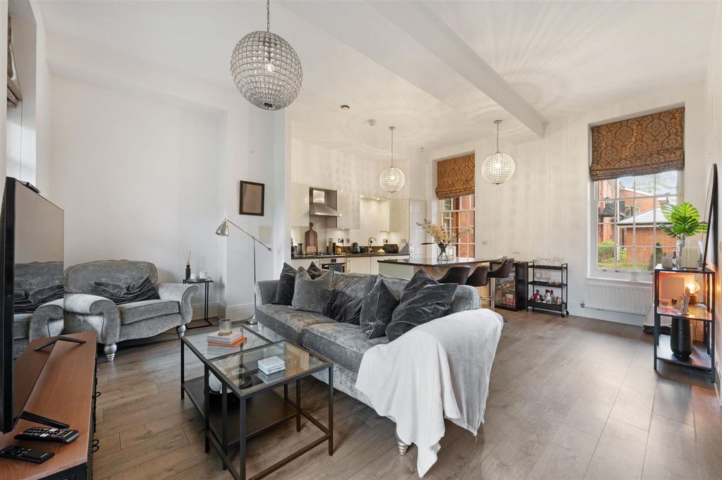 Property photo 3 of 15 Frinton Court