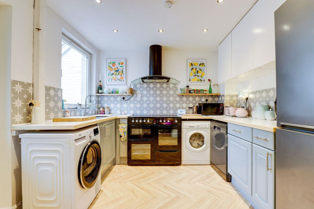 Property photo 3 of 33