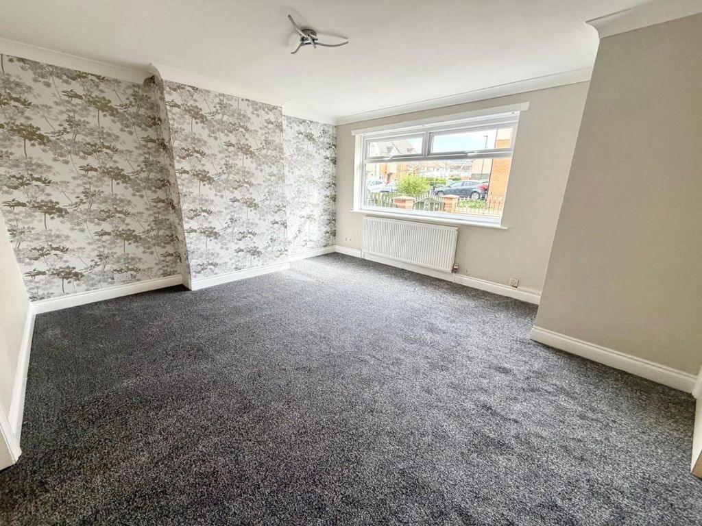 Property photo 3 of 11 Lounge