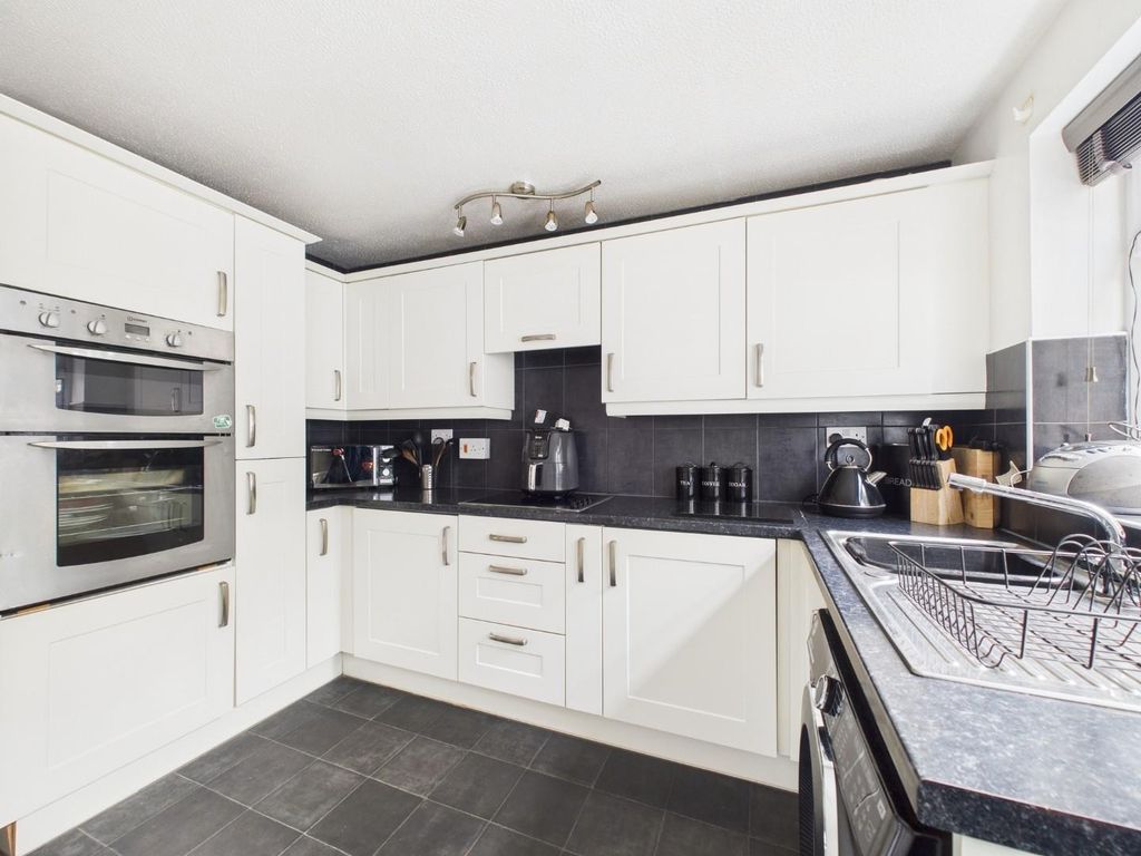 Property photo 3 of 19 Kitchen