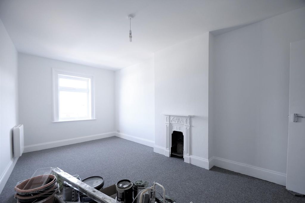 Property photo 3 of 10 Living Room