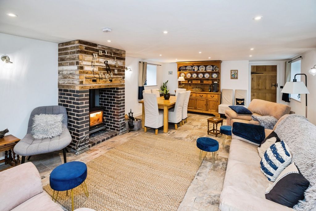 Property photo 2 of 25 Living/Dining Room