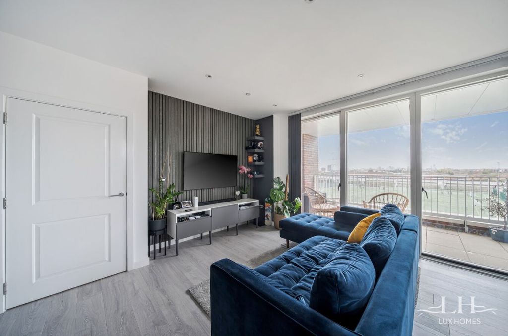 Property photo 3 of 21