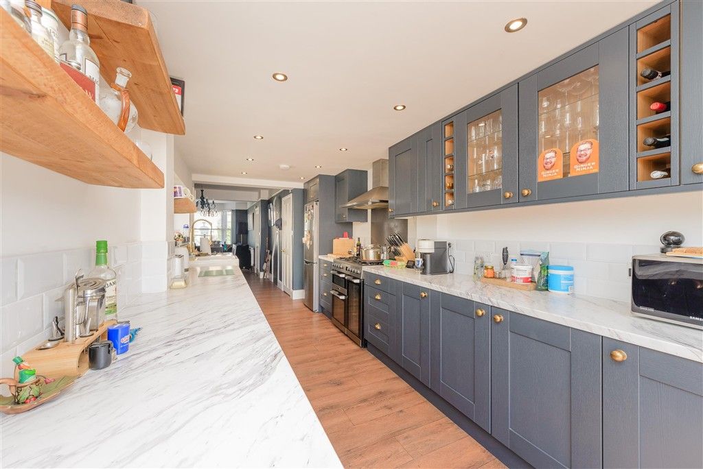 Property photo 3 of 12 Kitchen