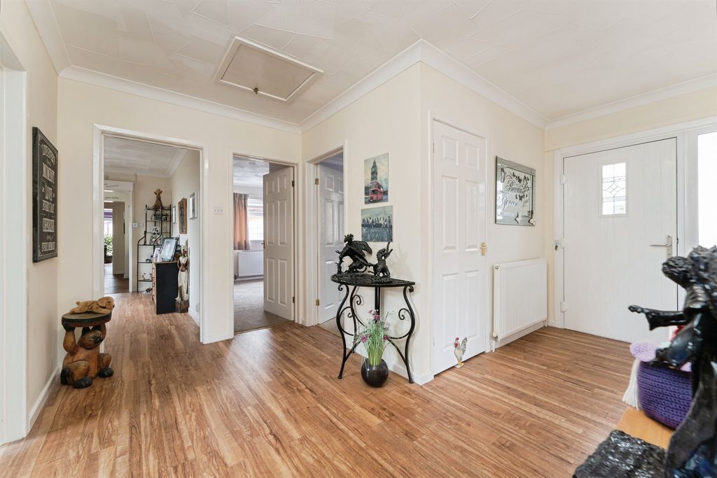 Property photo 2 of 28