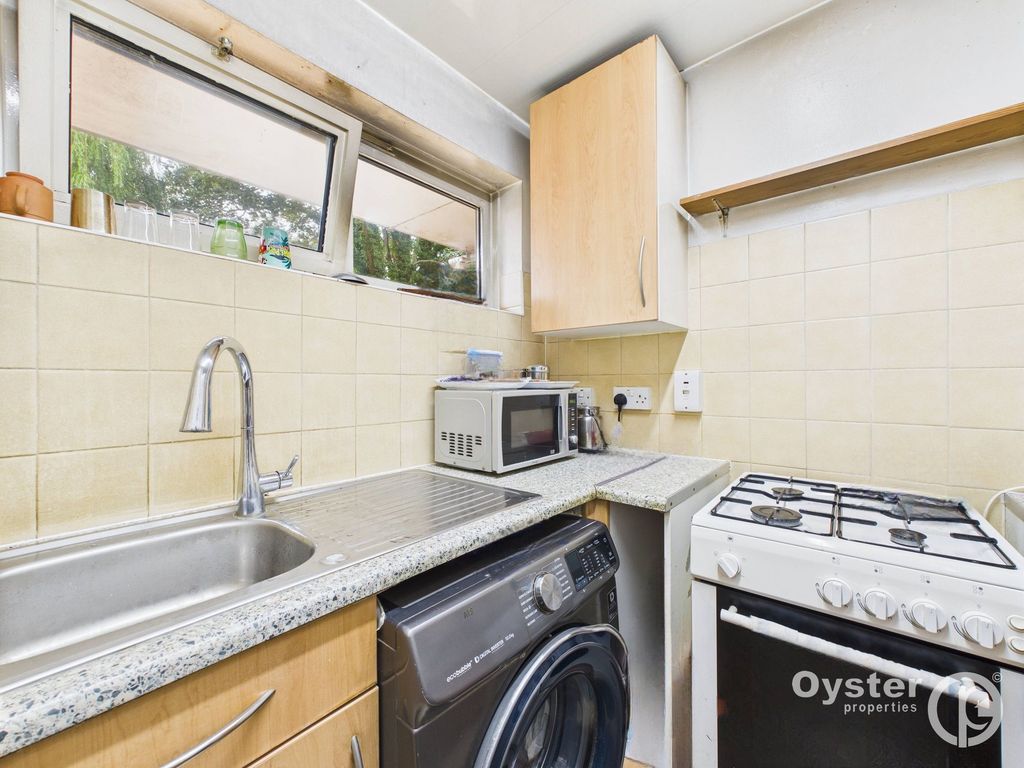 Property photo 3 of 8 Kitchen