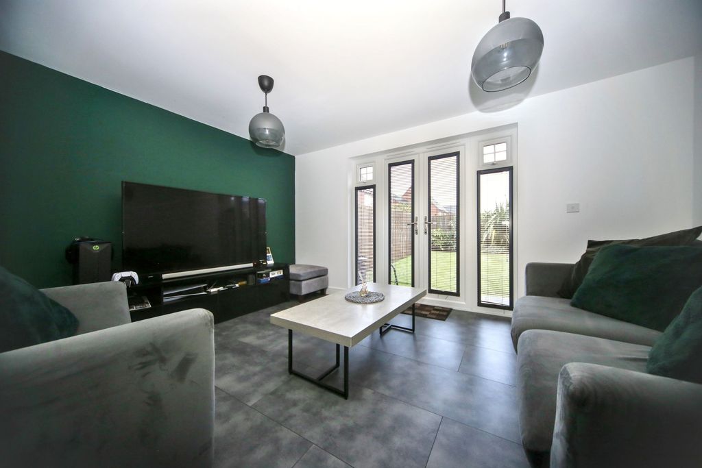 Property photo 2 of 25