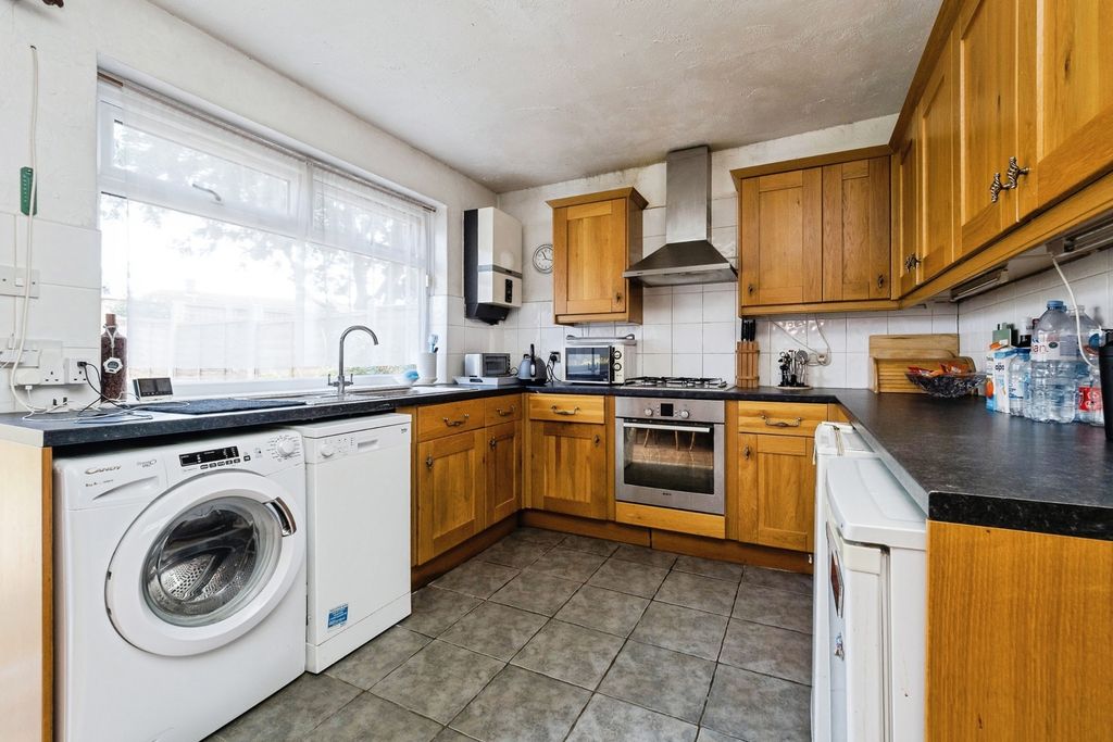 Property photo 3 of 17 Kitchen