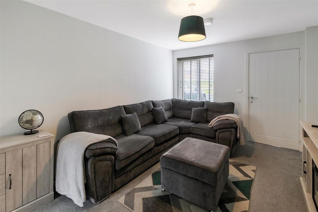 Property photo 3 of 14 Lounge