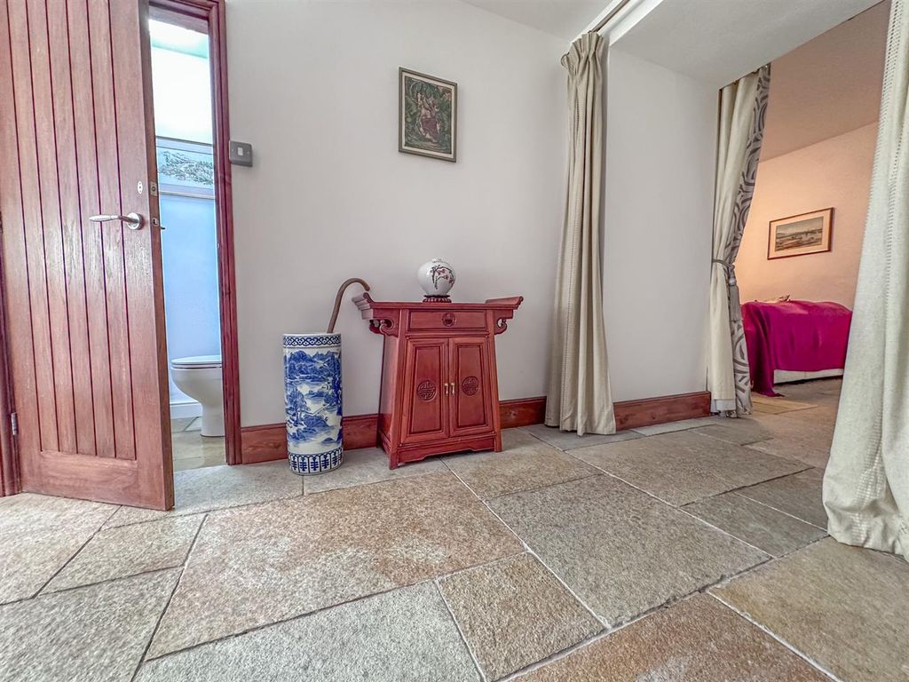 Property photo 3 of 44 3-5 Douglas Street (32).Jpg