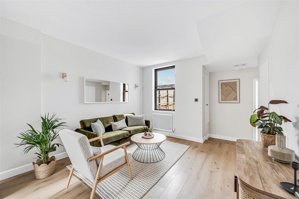 Property photo 3 of 13 Flat 2-  51 Mill Hill Road-3.Jpg