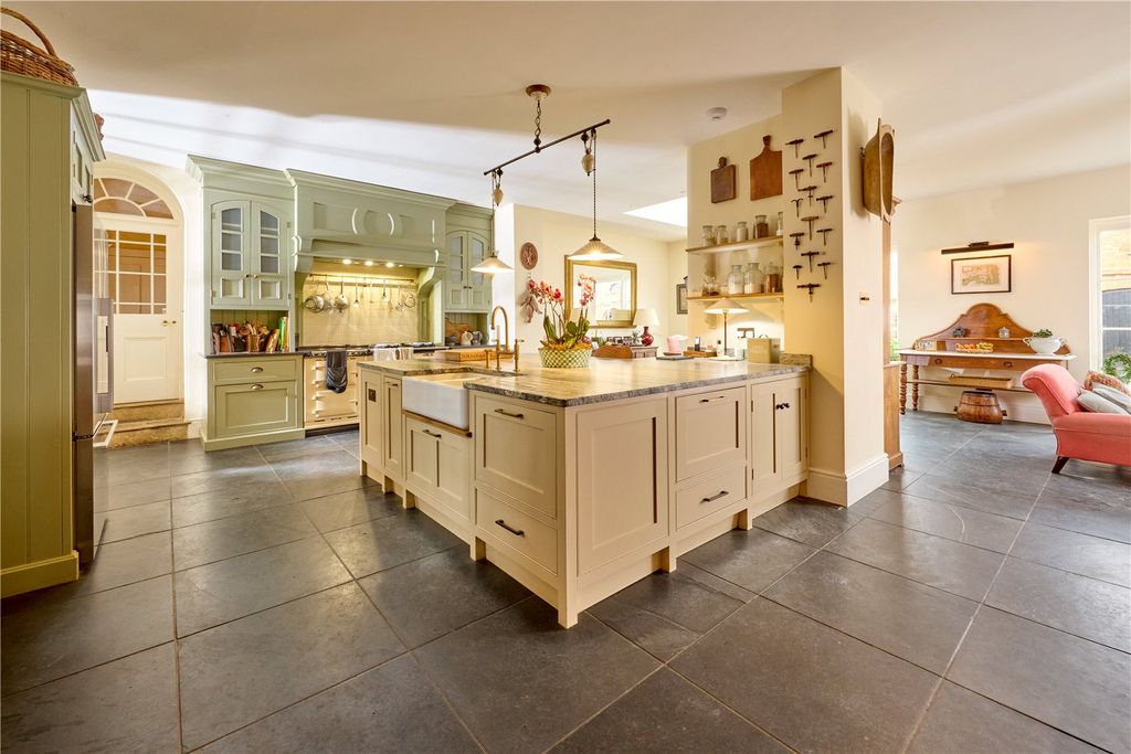 Property photo 3 of 15 Kitchen/Breakfast