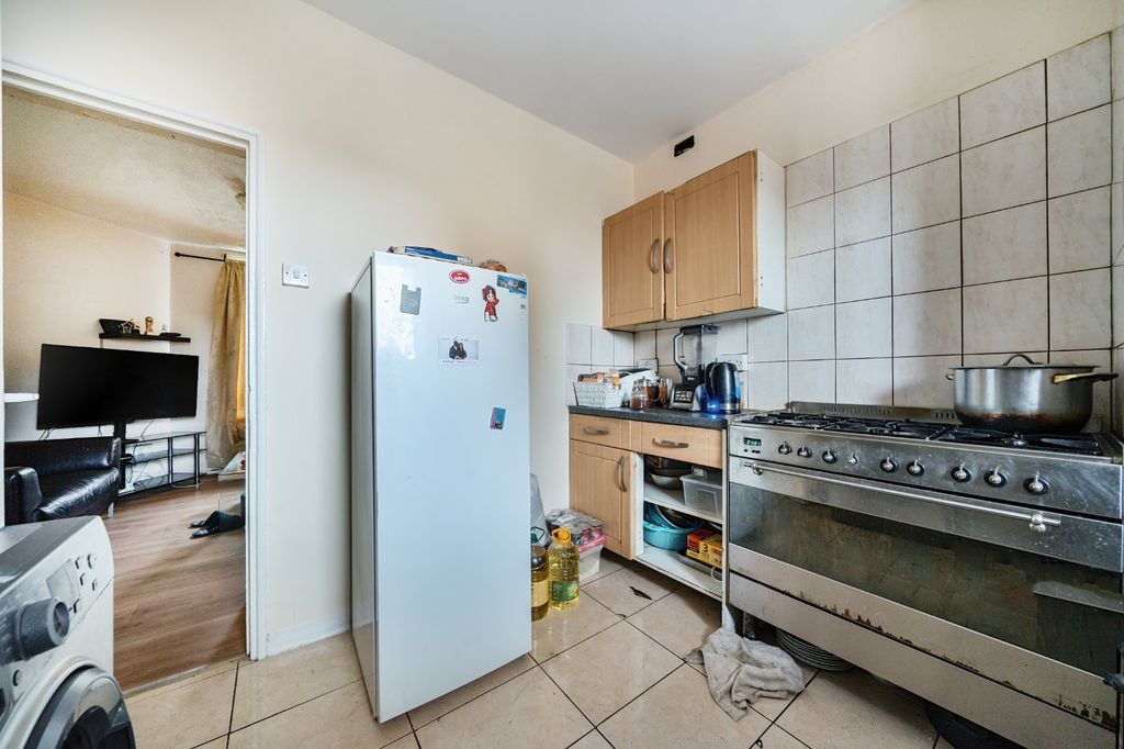 Property photo 3 of 11 Kitchen
