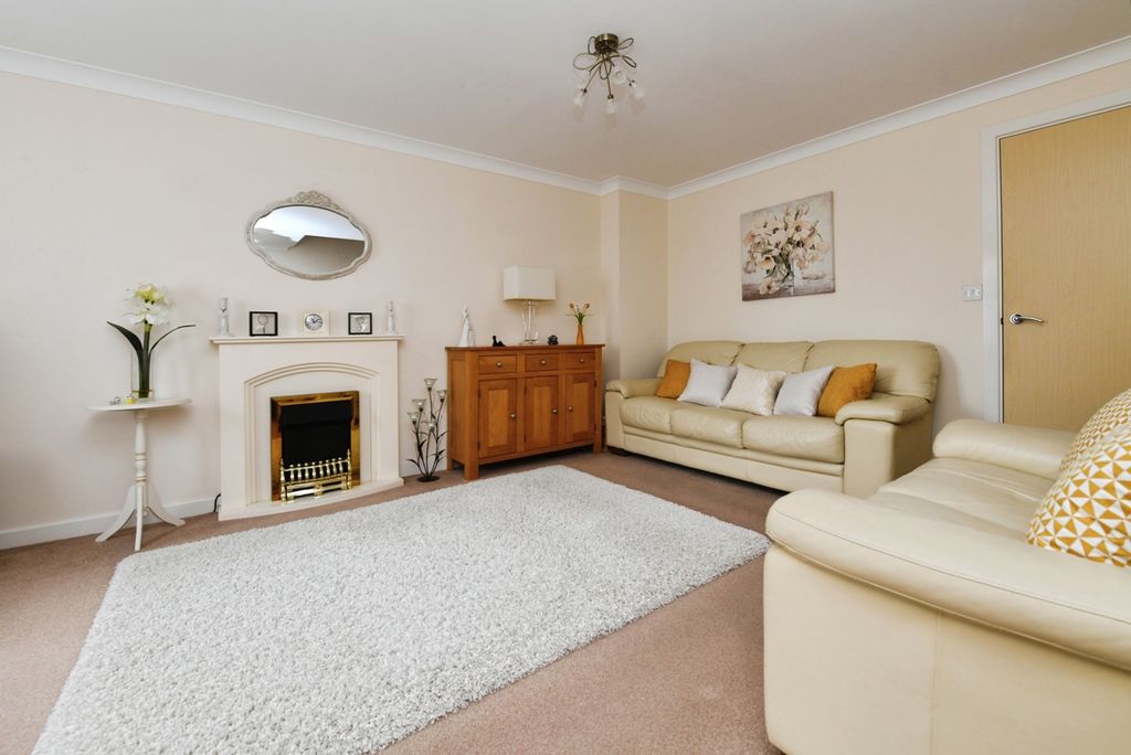 Property photo 3 of 17 Lounge