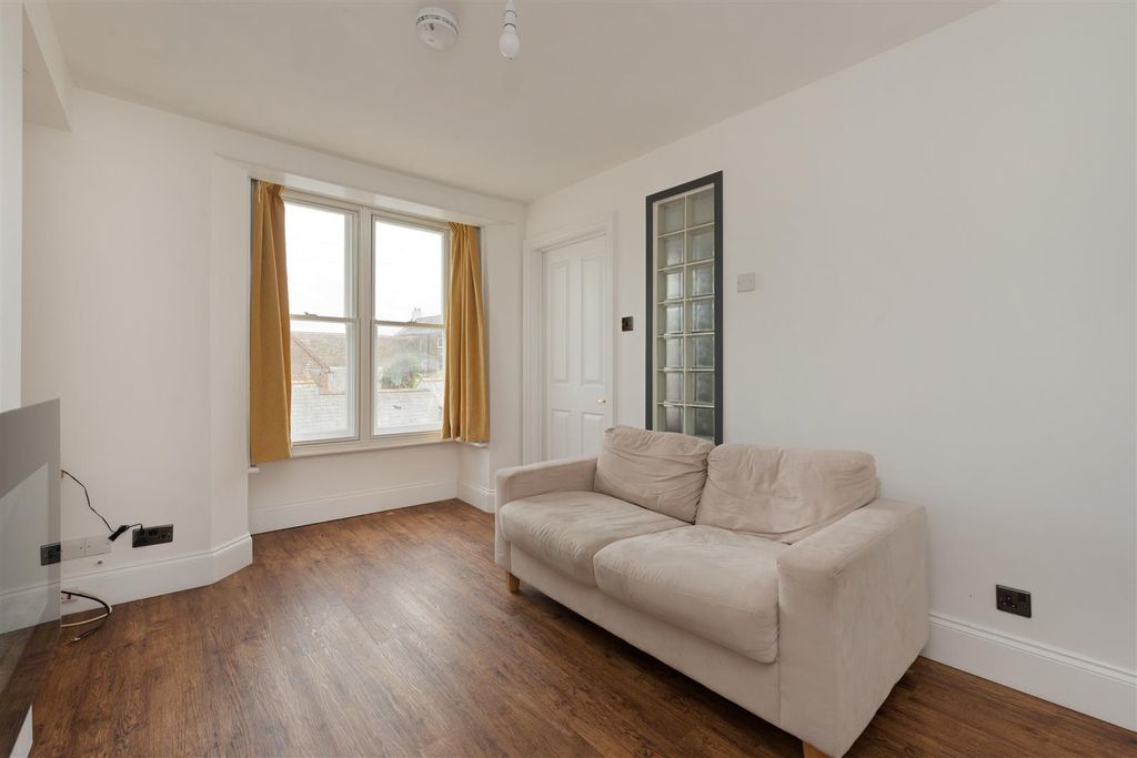 Property photo 3 of 9 Cromwell Road, Whitstable