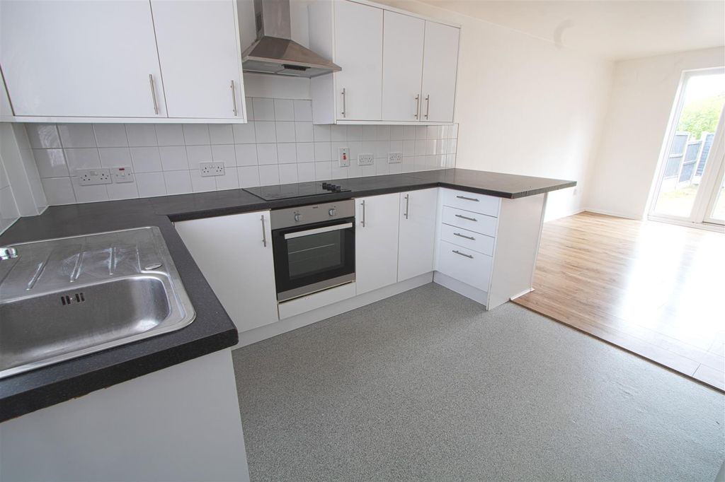 Property photo 3 of 12 Kitchen