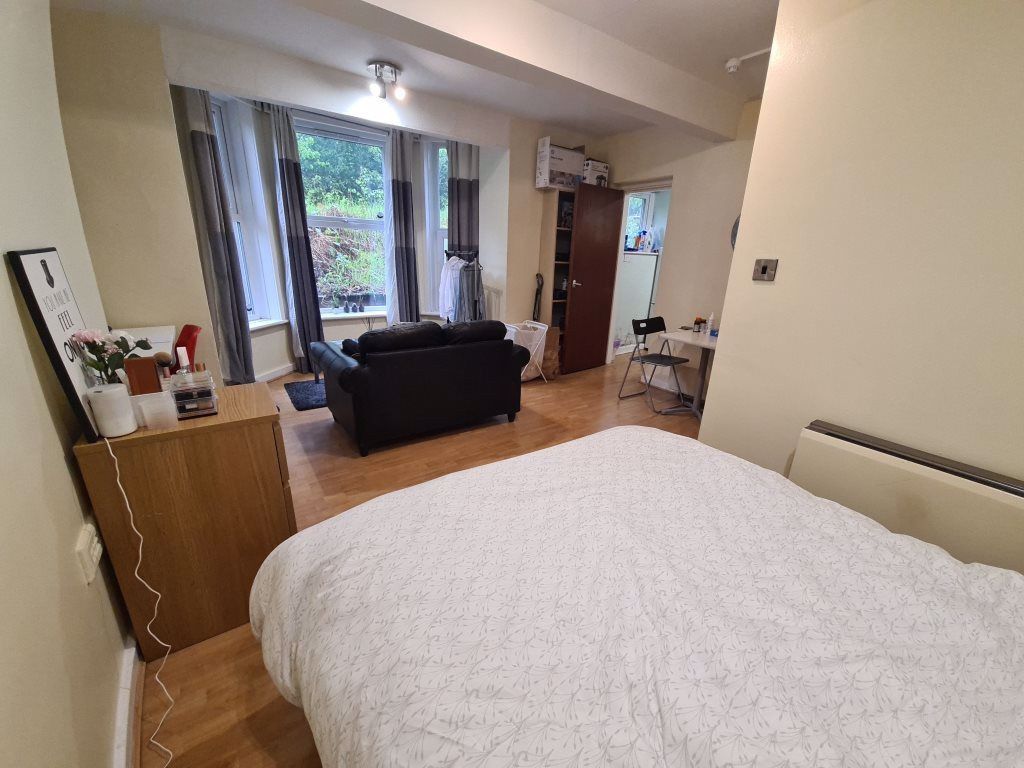 Property photo 1 of 5 A Spacious And Well-Maintained Master Bedroom Feat...